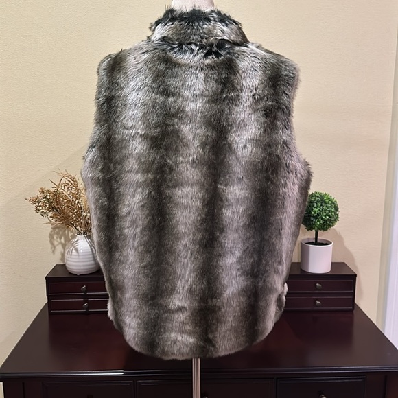 Very soft Faux fur vest. Black/white/grey multi. Size S - Picture 3 of 4